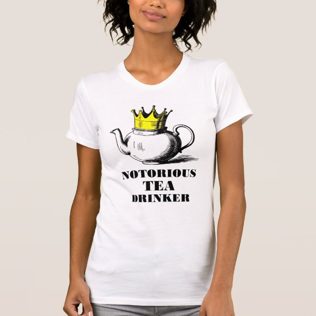 Berühmter Tea Drinker Royal Tea Pot in einer Krone T-Shirt (Vorderseite)