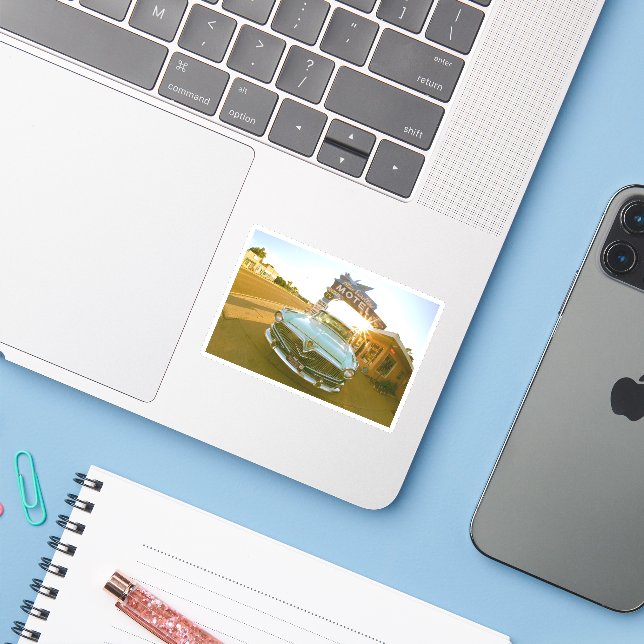 Berühmtes Blue Swallow Motel an der Route 66 Aufkleber (Laptop mit iPhone)