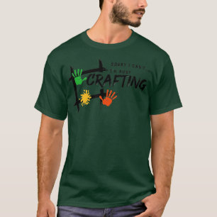 Beschäftigt beim Basteln von lustigen Sprüchen Hob T-Shirt