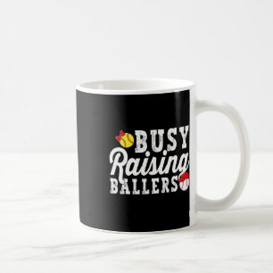 Beschäftigt damit, Ller zu erziehen, werden Ller s Kaffeetasse