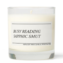 Beschäftigt mit dem Lesen von sapphischem Schmutz