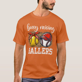 Beschäftigt mit der Erziehung von Ballern Softball T-Shirt