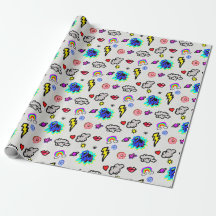 Beschäftigt mit Geschenkpapier
