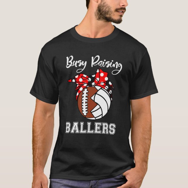 beschäftigt Raising Ballers Funny Football Volleyb T-Shirt (Vorderseite)