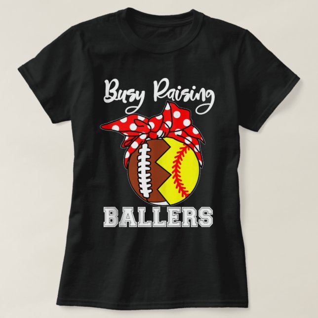 beschäftigt Raising Ballers Mama Funny Football So T-Shirt (Design vorne)