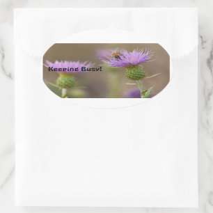 Beschäftigte Biene auf lila Distel-Foto Ovaler Aufkleber