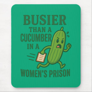 Beschäftigter als eine Gurke in einem Frauen-Gefän Mousepad