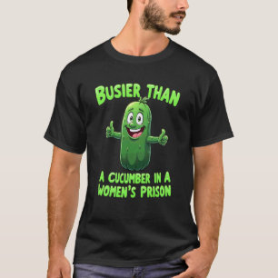 Beschäftigter als eine Gurke in einem Frauen-Gefän T-Shirt