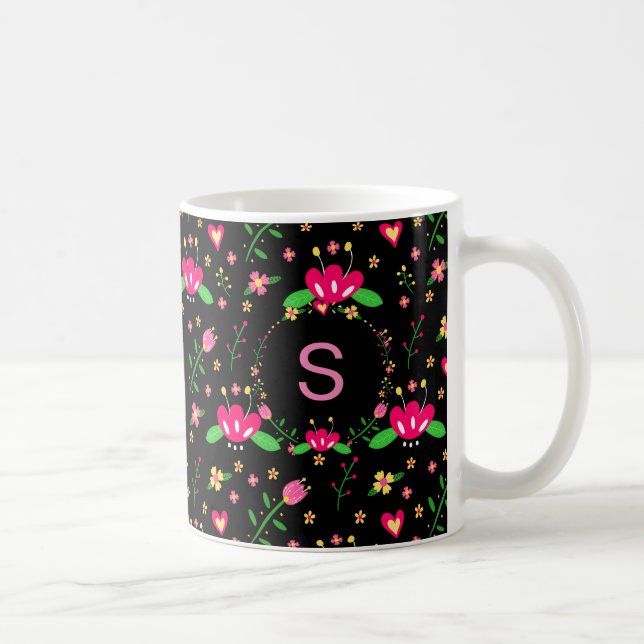 Beschäftigtes Blumenmuster auf schwarzem Monogramm Kaffeetasse (Rechts)