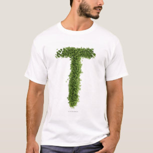 Beschriften Sie "T" in der Kresse auf weißem T-Shirt