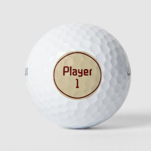 Beschriftung Spieler 1 in Tiefrot auf Beige Golfball
