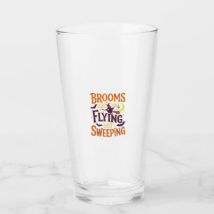Besen fliegen fegend Halloween Hexe Mond Fledermäu Glas
