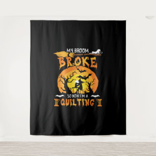 Besen kaputt, jetzt wird Halloween quilted Wandteppich