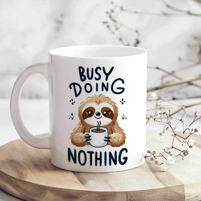 "Besetzt, nichts tut" Niedlicher lustiger Sarcasti Kaffeetasse ("Busy Doing Nothing" Cute Funny Sarcastic Sloth Coffee Mug on a boho kitchen table with tiny flowers)