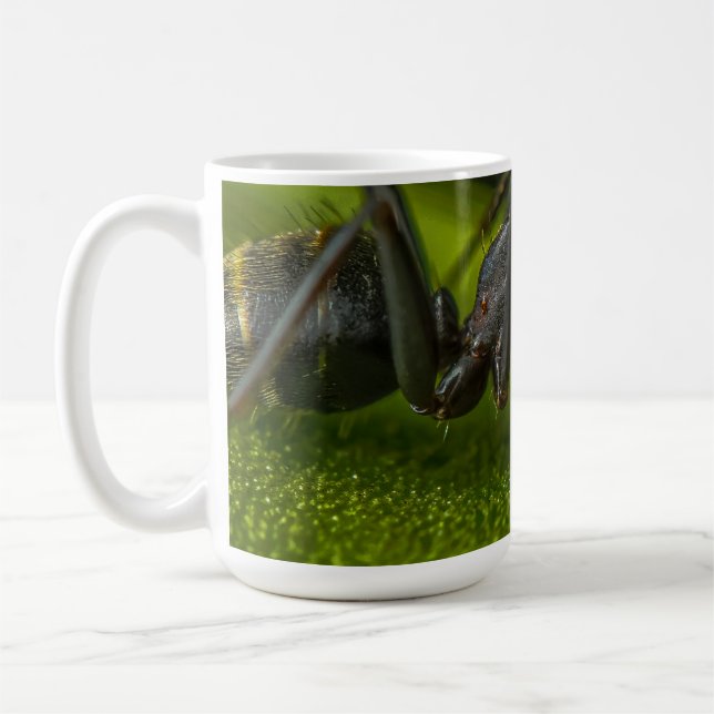 Besetzte schwarze Ant auf grünem Blatt Kaffeetasse (Links)