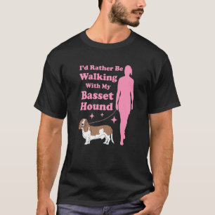 Besitzer des Basset Hound Hundes zu Fuß mit meinem T-Shirt