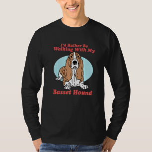 Besitzer des Basset Hound Hundes zu Fuß mit meinem T-Shirt