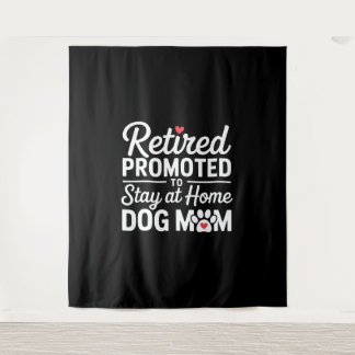 Besitzer des Hundes, der die Mama zurückhält Wandteppich