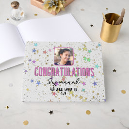 Besondere Ereignisse farbenfrohe Sterne auf weißem Gästebuch