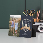 Best Baba By Par | Golf Opa Foto Fotoplatte<br><div class="desc">Feiern Sie einen golfliebenden Großvater an diesem Vatertag oder Großelterntag mit dieser phantastischen,  maßgeschneiderten Foto-Plakette. Im Design steht ein golfthematisches Abzeichen mit den Worten "Best Baba By Par" mit grünen Lorbeeren und einer Golftasche,  neben einem Foto seiner Enkel. Personalisieren Sie Ihre Daten mit Namen oder einer benutzerdefinierten Nachricht.</div>