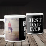 Best Bad Ever Vatertag 2 Foto Collage Black Jumbo-Tasse<br><div class="desc">Best Bad Ever Vatertag 2 Foto Collage Schwarzer Riesenkaffee Tasse. Personalisieren Sie die Tasse mit Ihren Fotos - fügen Sie zwei Fotos in die Vorlagen ein. Moderne, weiße, fette Typografie Bester Vater je - Sie können jeden Teil des Textes ändern, wenn Sie gewollt haben. Schaffen Sie ein eigenes personalisiertes Vatertagsgeschenk...</div>