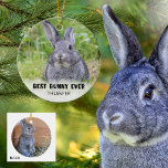 BEST BUNNY EVER Rabbit Foto Personalisiert Keramik Ornament<br><div class="desc">Zeigen Sie zwei Fotos des BEST BUNNY EVER und personalisiert auf der Vorderseite mit dem Namen Ihres Kaninchens (das Jahr hinzufügen, wenn gewünscht). FOTO-TIPP: Wählen Sie ein Foto mit dem Thema in der Mitte und/oder schneiden Sie das Bild vor dem Hochladen auf eine quadratische Form vor, und es füllt das...</div>