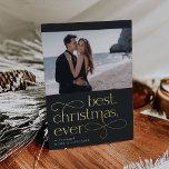 Best Christmas Ever Verlobung Foto Folien Feiertagskarte<br><div class="desc">Erleben Sie die Verlobung Ihrer Feriensaison mit diesen eleganten und festlichen Verlobung-Ankündigungen,  die ein Single-Foto mit horizontalem oder landschaftsorientiertem  mit "Bestes Weihnachtsfest" unter einem goldenen,  schwarzen Hintergrund darstellen. Personalisieren Sie Ihre Ankündigung (mit "wir sind verlobt" angezeigt) und tragen Sie die Namen unten ein und fügen Sie weitere Details hinzu.</div>