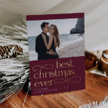 Best Christmas Ever Verlobung Foto Folien Feiertagskarte<br><div class="desc">Erleben Sie die Verlobung Ihrer Feriensaison mit diesen eleganten und festlichen Verlobung-Ankündigungen, die ein Single-Foto mit horizontalem oder landschaftsorientiertem mit "Best Christmas ever" in Goldfolie auf einem reichhaltigen Pflaumenhintergrund enthalten. Personalisieren Sie Ihre Ankündigung (mit "wir sind verlobt" angezeigt) und tragen Sie die Namen unten ein und fügen Sie weitere Details...</div>