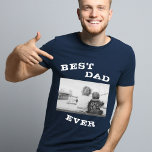 Best Dad Ever Typography Father's Day Foto T-Shirt<br><div class="desc">Bester Vater je Typografie Vatertag Foto T - Shirt. Modernes und niedliches Design mit einem Foto und Zitat Best Vater Ever in Weiß. Personalisieren Sie mit Ihrem bevorzugten Foto. Gutes Geschenk für einen Vater am Vatertag,  Geburtstag oder Weihnachten und süßen Sake.</div>