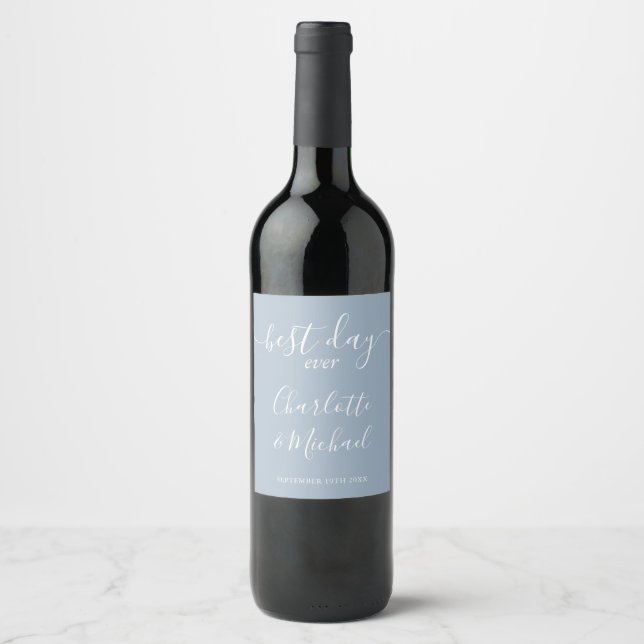 Best Day Ever Elegantes Skript Dusty Blue Wedding Weinetikett (Vorderseite)