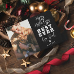 Best Ever Hund Vater | FOTO Feiertagskarte<br><div class="desc">An dieser Weihnachtszeit feiern wir unsere vierbeinigen besten Freunde und die Menschen, die sie bedingungslos Liebe haben. Karo aus unserer "Happy Howlidays" Karte, personalisiert mit dem Namen deines Nachwuchses und einem beliebten Foto. Ideal, um den weltbesten Hundevater zu schenken! Mit einem zusätzlichen Pfotendruck zum Siegel des Deals, ist dies nicht...</div>