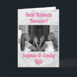 Best Friends Besties BESTE FREUNDIN Geburtstag Hin Karte<br><div class="desc">Deine Liebe bekommt diese Karte zum Geburtstag! Personalisieren Sie, indem Sie ein Foto von Ihnen und Ihrem besten Freund und die Namen Ihrer Wahl. Ein weißes Rosenhintergrundmuster und ein Herz aus kleineren Herzen runden das Design ab. Sie können eine benutzerdefinierte Nachricht innerhalb des Fensters erstellen und Schriftart und Farbe des...</div>