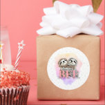 Best Friends Forever Sloth Hugs Monogram Birthday Runder Aufkleber<br><div class="desc">Ein hübscher und lebendiger Monogramm-Geburtstagsticker mit zwei niedlichen Huggings. Ein bezaubernder Aufkleber,  um dem Geschenk für Ihren besten Freund hinzuzufügen,  personalisieren Sie die Namen auf dem Aufkleber. BESTE FREUNDIN Die besten Freunde für immer.</div>