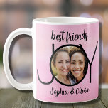 Best Friends Foto Pink Kaffeetasse<br><div class="desc">Dekorieren Sie diese trendige rosa Tasse mit einem Foto von Ihnen und Ihrem besten Freund. Es zeichnet sich durch eine stilvolle Typografie aus und ist leicht mit Ihrem Foto und Ihren Namen anpassbar.</div>