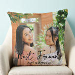 Best Friends Personalisiert Modern Friendship Foto Kissen<br><div class="desc">Feiern Sie Ihre beste Freundin und Freundschaft mit einem maßgeschneiderten Foto-Sake-Kissen. Ob Geburtstag oder Weihnachten - dieses Kissen der besten Freunde ist ein wunderbares Geschenk, das noch viele Jahre lang ein Schatz sein wird. Das Kissen ist zweiseitig, sodass Sie auf jeder Seite verschiedene Fotos machen können. Die Vorderseite ist mit...</div>