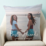 Best Friends Personalisiert Simple Friendship Foto Kissen<br><div class="desc">Feiern Sie Ihre beste Freundin und Freundschaft mit einem maßgeschneiderten Foto-Sake-Kissen. Ob Geburtstag oder Weihnachten - dieses Kissen der besten Freunde ist ein wunderbares Geschenk, das noch viele Jahre lang ein Schatz sein wird. Das Kissen ist zweiseitig, sodass Sie auf jeder Seite verschiedene Fotos machen können. Die Vorderseite ist mit...</div>