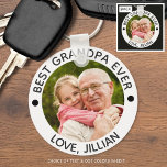 BEST GRANDPA EVER Foto Personalisiert Schlüsselanhänger<br><div class="desc">Erstellen Sie einen personalisierten Schlüsselanhänger mit dem empfohlenen editierbaren Titel BEST GRANDPA EVER und Ihrem benutzerdefinierten Text in der Text- und Punktfarbe. HILFE: Bitte kontaktieren Sie den Designer, bevor er über die Registerkarte Zazzle Chat MESSAGE (Zazzle-MESSAGE) bestellt wird, um Hilfe bei der Änderung oder Personalisierung des Designs, bei Farbänderungen, bei...</div>