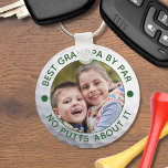BEST GRANDPA VON PAR One Foto Funny Custom Schlüsselanhänger<br><div class="desc">Für den besonderen Golfliebhaber Großvater erstellen Sie einen einzigartigen Foto-Schlüsselanhänger, der Ihr auf einem Golfball-Bild zeigt und den empfohlenen editierbaren lustigen Titel BEST GRANDPA BY PAR - NO PUTTS about IT oder Ihren eigenen Text in Ihrer Auswahl von Text und Farben (in grün dargestellt). HILFE: Bitte kontaktieren Sie den Designer,...</div>