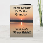 Best Grandson Light Shines Bright Birthday Karte<br><div class="desc">Mit dem Vers "Dein Licht leuchtet hell" wünschen Sie Ihrem Enkel einen glücklichen Tag auf einer inspirierenden Geburtstagskarte bei Sonnenuntergang. Das minimalistische Design ist modern mit kühnen Goldfarben und Schwarz mit glühendem Wasser und einem friedlichen See.</div>