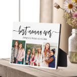 Best Nonna Ever - Grandchildren Fotoplatte<br><div class="desc">Feiern Sie die "Beste Nonna je" mit dieser personalisierten Grandkinder Foto Collage Plaque. Dieses herzliche Geschenk besticht durch eine wunderschön arrangierte Collage mit wertvollen Fotos, die besondere Momente einfangen, ergänzt durch eine liebevolle Botschaft. Aus hochwertigen Materialien mit schlichter Oberfläche gefertigt, ist es ideal, um auf der Zuhause als hochgeschätzter Sake...</div>