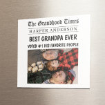 Best Opa je Custom Newspaper Headline Foto Magnet<br><div class="desc">Feiern Sie Opa mit diesem personalisierten Zeitungsmagneten zum Foto! Dieser Keepake ist so konzipiert, dass er wie die Titelseite von The Grandhood Times aussieht und bietet einen individuelle Name, eine Schlagzeile und ein Foto. Es ist eine lustige und herzzerwärmende Geschenkidee von Enkeln oder Familie - perfekt zum Vatertag, Geburtstag oder...</div>