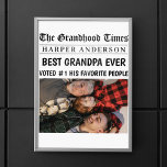 Best Opa je Custom Newspaper Headline Foto Poster<br><div class="desc">Mit diesem personalisierten Foto-Poster verwandeln Sie Opa in Titelnachrichten! Dieses Poster mit einem individuelle Name, einer Schlagzeile und einem Foto, das wie ein Vintager Artikel gestaltet ist, ist unglaublich witzig und herzlich. Es ist ein perfektes Geschenk zum Vatertag, zum Geburtstag, oder einfach nur Anerkennung zu zeigen. Ein einzigartiges Dekorationsstück, das...</div>