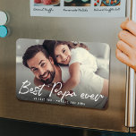 BEST PAPA EVER Modernes, trendiges Script-Foto Magnet<br><div class="desc">BEST PAPA JE ! Dieser niedliche 4x6 Foto Magnet wird sicherlich den Tag deines Großvaters aufheitern. Passen Sie sich mit Ihrem eigenen Lieblings-Foto und Ihrer eigenen Botschaft an,  und das ist ein perfektes Geschenk für den Vatertag oder eine süße Geburtstagskarte.</div>