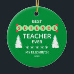 Best Science Teacher Typografy Christmas Green Keramik Ornament<br><div class="desc">Personalisierte Lehrer schätzen Weihnachtsschmuck mit den Worten "der beste Lehrer aller Zeiten" mit Weihnachtsbäumen und Schneeflocken auf grünem Hintergrund. Es kann mit dem Namen und dem Jahr angepasst werden.</div>