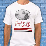 Best Vater Red Modern Script Family Foto T-Shirt<br><div class="desc">Best Vater Red Modern Script Familie Foto T - Shirt. Trendy Skript Best Vater,  eine Fotovorlage in einem ovalen Rahmen und rot-schwarz Streifen - fügen Sie Ihr Lieblings-Foto in die Vorlage und machen Sie dieses einzigartige Geschenk für einen Vater,  neuen Vater oder Großvater.</div>
