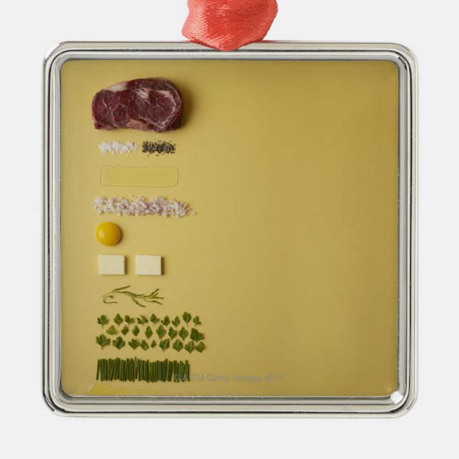 Bestandteile für Steak tartare auf Gelb Silbernes Ornament (Vorne)