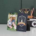 Beste Abuelito Par | Golf Opa Foto Fotoplatte<br><div class="desc">Feiern Sie einen golfliebenden Großvater an diesem Vatertag oder Großelterntag mit dieser phantastischen,  maßgeschneiderten Foto-Plakette. Im Design steht ein golfthematisches Abzeichen mit den Worten "Best Abuelito By Par" mit grünen Lorbeeren und einer Golftasche,  neben einem Foto seiner Enkel. Personalisieren Sie Ihre Daten mit Namen oder einer benutzerdefinierten Nachricht.</div>