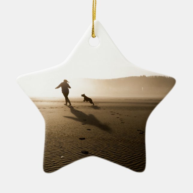 Beste Freunde Mädchen und Hund auf Strand Keramik Ornament (Vorne)
