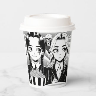 Beste Freundinnen bestellen heiße Kaffeetassen im Pappbecher