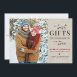 Beste Geschenke Schwangerschaft Ankündigung Weihna<br><div class="desc">Diese rustikale,  süße Schwangerschaftsankündigungskarte enthält den Satz "Die besten Geschenke kommen nicht unter den Baum" und den individuell anpassbaren Urlaubstext inklusive Ihrer Familie und neuen Babynamen. Personalisieren Sie mit Ihrem Foto und besonderen Gruß.</div>